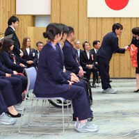 高市早苗首相（右から2人目）を表敬訪問し、日本選手団のTシャツを手渡すスノーボードの小栗大地さん（同3人目）＝首相官邸で2026年4月24日午後6時15分、猪飼健史撮影
