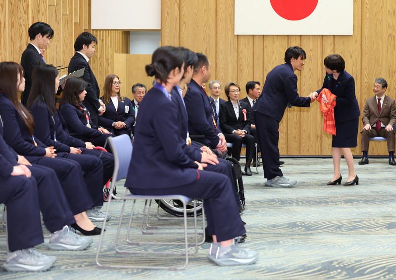 高市早苗首相（右から2人目）を表敬訪問し、日本選手団のTシャツを手渡すスノーボードの小栗大地さん（同3人目）＝首相官邸で2026年4月24日午後6時15分、猪飼健史撮影