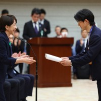 高市早苗首相を表敬訪問し、感謝状を受け取るモーグルの堀島行真さん（右）＝首相官邸で2026年4月24日午後6時39分、猪飼健史撮影