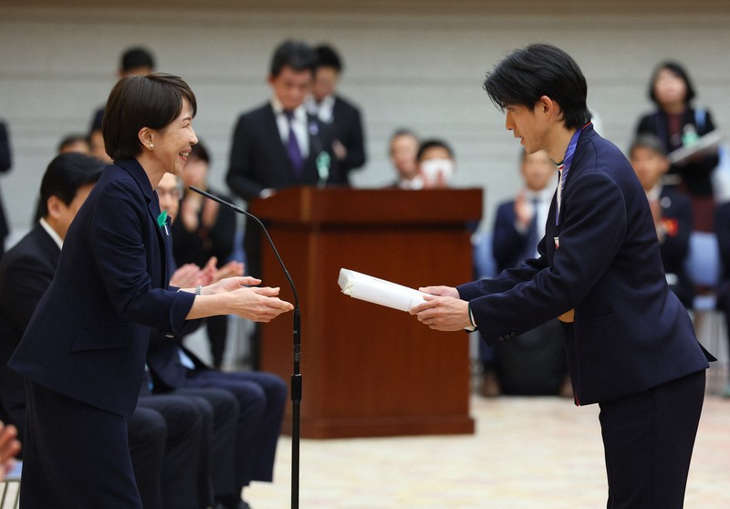 高市早苗首相を表敬訪問し、感謝状を受け取るモーグルの堀島行真さん（右）＝首相官邸で2026年4月24日午後6時39分、猪飼健史撮影