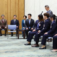 日本選手団の表敬訪問を受けてあいさつする高市早苗首相（左端）＝首相官邸で2026年4月24日午後6時4分、猪飼健史撮影