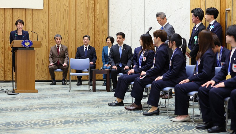 日本選手団の表敬訪問を受けてあいさつする高市早苗首相（左端）＝首相官邸で2026年4月24日午後6時4分、猪飼健史撮影