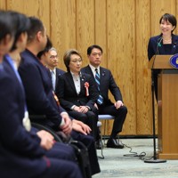 日本選手団の表敬訪問を受けてあいさつする高市早苗首相（右から2人目）＝首相官邸で2026年4月24日午後6時4分、猪飼健史撮影