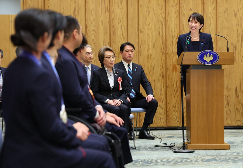 日本選手団の表敬訪問を受けてあいさつする高市早苗首相（右から2人目）＝首相官邸で2026年4月24日午後6時4分、猪飼健史撮影