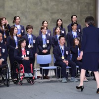 高市早苗首相（手前）を表敬訪問し、記念撮影するミラノ・コルティナオリンピック、パラリンピックの日本選手団＝首相官邸で2026年4月24日午後5時59分、猪飼健史撮影