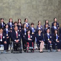 高市早苗首相（前列左から6人目）を表敬訪問し、記念撮影するミラノ・コルティナオリンピック、パラリンピックの日本選手団＝首相官邸で2026年4月24日午後5時59分、猪飼健史撮影