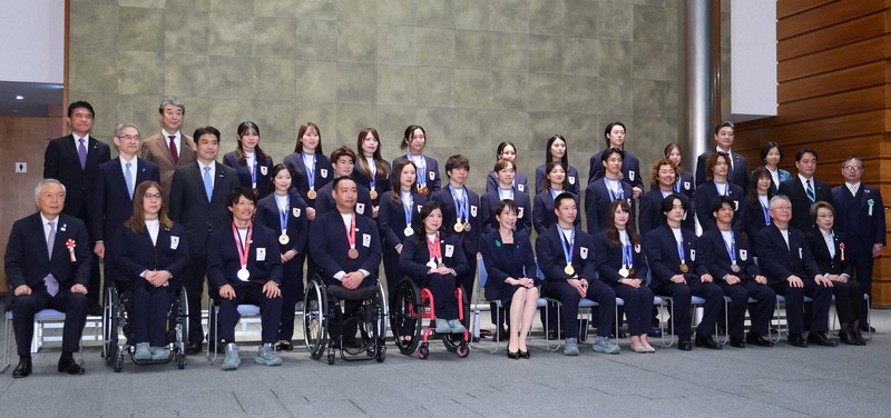 高市早苗首相（前列左から6人目）を表敬訪問し、記念撮影するミラノ・コルティナオリンピック、パラリンピックの日本選手団＝首相官邸で2026年4月24日午後5時59分、猪飼健史撮影