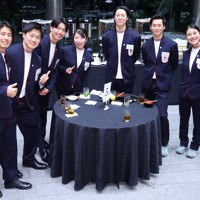 首相表敬訪問後の懇談会を楽しむフリースタイルスキーの堀島行真さん（左端）ら日本代表の選手たち＝首相官邸で2026年4月24日午後7時47分、猪飼健史撮影