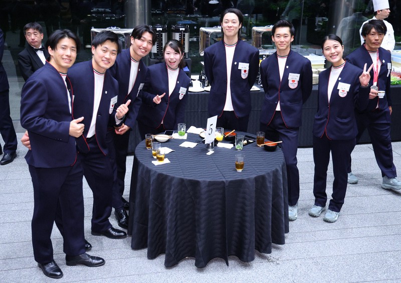 首相表敬訪問後の懇談会を楽しむフリースタイルスキーの堀島行真さん（左端）ら日本代表の選手たち＝首相官邸で2026年4月24日午後7時47分、猪飼健史撮影