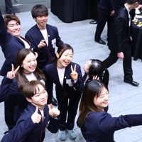 首相表敬訪問後の懇談会を楽しむ坂本花織さん（右端）らフィギュアスケートの選手たち＝首相官邸で2026年4月24日午後7時36分、猪飼健史撮影