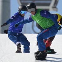 男子スノーボードクロス大腿障害の準決勝で滑走する小須田潤太（手前）と小栗大地（奥）＝コルティナ・パラスノーボードパークで2026年3月8日、渡部直樹撮影