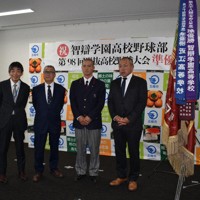 準優勝報告に訪れた右から小坂将商監督、角谷哲人主将、井元康勝元部長、手塚彰校長＝五條市役所で2026年4月24日午前9時29分、山中尚登撮影