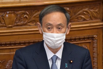 2050年までに温室効果ガス排出「実質ゼロ」との国際公約を守るには、大企業に脱炭素の取り組みを促す排出量取引を有効に機能させる必要がある。「実質ゼロ」を表明した菅義偉首相（当時）＝国会内で2020年10月26日、竹内幹撮影