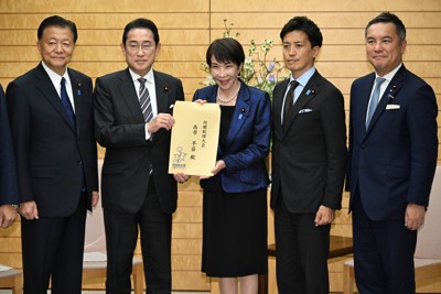 自民党・日本成長戦略本部の本部長を務める岸田文雄元首相（左から2人目）から提言を受け取る高市早苗首相（中央）＝首相官邸で2026年4月15日、平田明浩撮影
