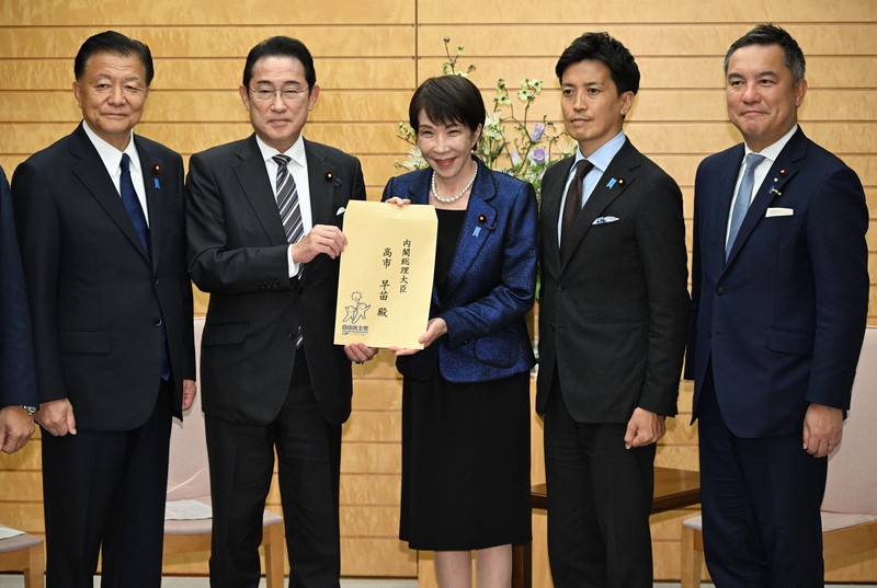 自民党・日本成長戦略本部の本部長を務める岸田文雄元首相（左から2人目）から提言を受け取る高市早苗首相（中央）＝首相官邸で2026年4月15日、平田明浩撮影