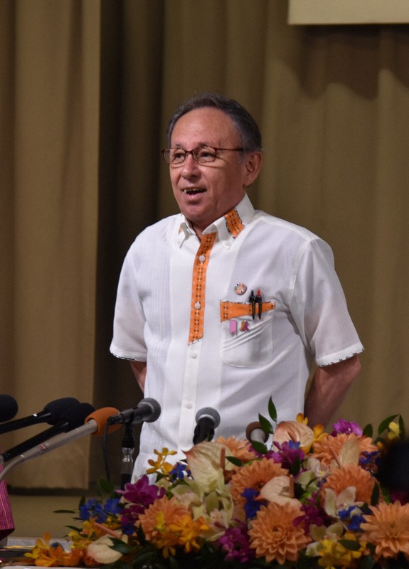 沖縄県知事選への出馬を表明する玉城デニー知事＝那覇市で2026年4月25日午後2時25分、平川昌範撮影