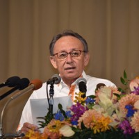 沖縄県知事選への出馬を表明する玉城デニー知事＝那覇市で2026年4月25日午後2時10分、平川昌範撮影
