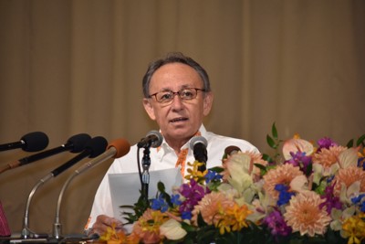 沖縄県知事選への出馬を表明する玉城デニー知事＝那覇市で2026年4月25日午後2時10分、平川昌範撮影