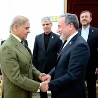 パキスタンの首都イスラマバードで同国のシャリフ首相（左）と会談するイランのアラグチ外相＝パキスタン首相府が4月25日に公開した動画より、ロイター