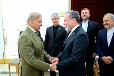 パキスタンの首都イスラマバードで同国のシャリフ首相（左）と会談するイランのアラグチ外相＝パキスタン首相府が4月25日に公開した動画より、ロイター