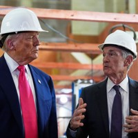改修工事中の米連邦準備制度理事会（FRB）の本部ビルを見学するトランプ米大統領（左）とパウエル議長＝ワシントンで2025年7月24日、AP