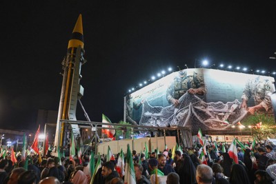 体制を支持するデモで精鋭軍事組織・イラン革命防衛隊が展示した弾道ミサイル＝テヘランで2026年4月21日、ISNA・AP