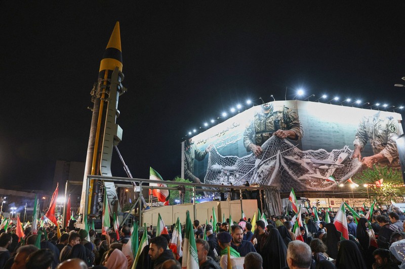 体制を支持するデモで精鋭軍事組織・イラン革命防衛隊が展示した弾道ミサイル＝テヘランで2026年4月21日、ISNA・AP
