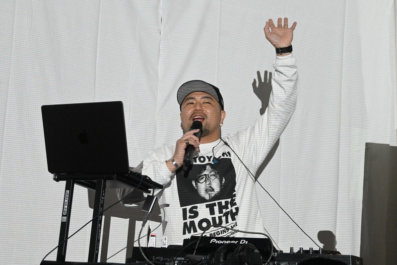 音楽イベント「ロマンディスコ」を企画し、DJとして出演した大滝亮輔さん＝神戸市須磨区で2026年4月19日午後2時20分、木山友里亜撮影