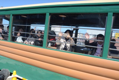 大きな展望窓から手を振る乗客たち＝北海道釧路市のJR釧路駅で2026年4月25日午前11時13分、平山公崇撮影