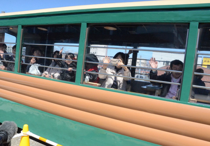 大きな展望窓から手を振る乗客たち＝北海道釧路市のJR釧路駅で2026年4月25日午前11時13分、平山公崇撮影