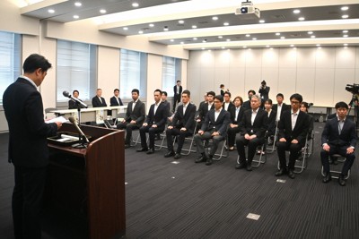 前田勇太・県警本部長（左）から採用戦略について訓示を受けるプロジェクトチームのメンバーら＝長崎市尾上町で2026年4月22日午後2時36分、添谷尚希撮影