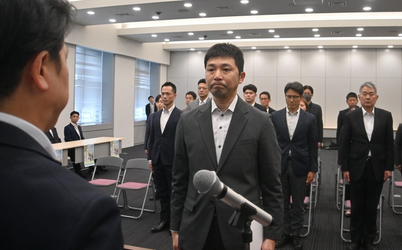 採用戦略を担うプロジェクトチームリーダーに任命された蒲川宗平・人材育成室長（中央）＝長崎市尾上町で2026年4月22日午後2時35分、添谷尚希撮影