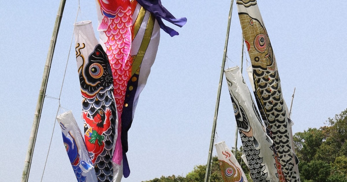 本州最西端の岬、こいのぼりが大空泳ぐ　今年はくじらのぼりも