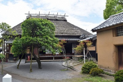 福沢諭吉が幼少期から青年期までを過ごした旧居（左）と学問にいそしんだとされる土蔵＝大分県中津市で2026年4月20日午前11時45分、出来祥寿撮影