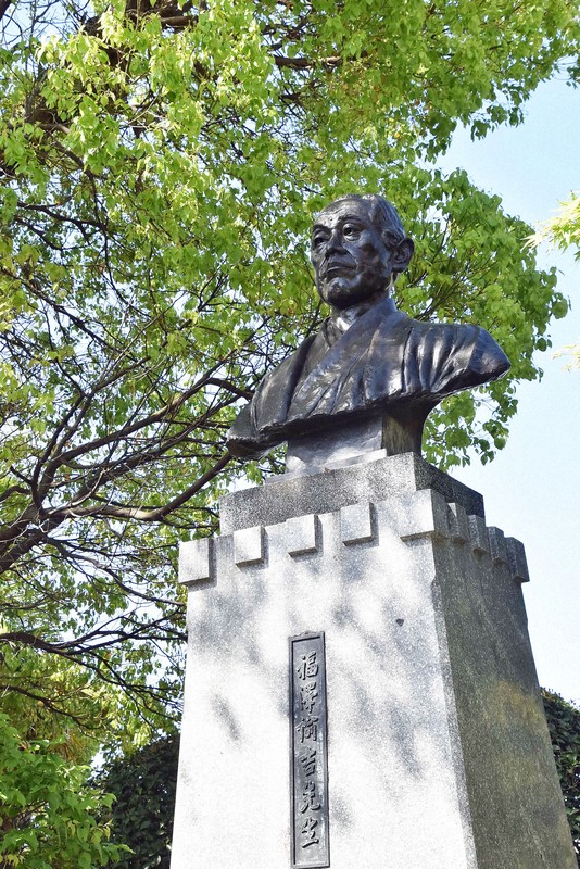福沢諭吉旧居敷地内に建てられた福沢の胸像＝大分県中津市で2026年4月16日午後2時45分