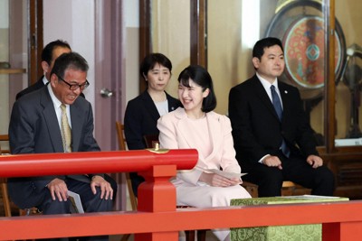 春季雅楽演奏会に臨まれる天皇、皇后両陛下の長女愛子さま＝皇居・宮内庁楽部で、幾島健太郎撮影
