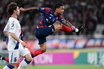 【FC東京－水戸】前半、ミドルシュートを決めるFC東京のマルセロヒアン選手＝味の素スタジアムで2026年4月24日、藤井達也撮影