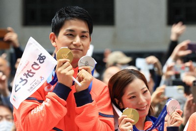 ミラノ・コルティナ冬季オリンピック・パラリンピック日本選手団の応援感謝イベントで、日本橋の街を練り歩き観客の声援に答えるフィギュアスケートペアで金メダルの三浦璃来さん、木原龍一さん＝東京都中央区で2026年4月25日午前9時57分、滝川大貴撮影