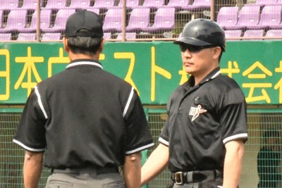 社会人野球のJABA京都大会で、ヘルメットをかぶって臨む球審（右）。塁審は従来通り帽子を着用している＝京都市右京区のわかさスタジアム京都で2026年4月25日午前9時13分、石川裕士撮影
