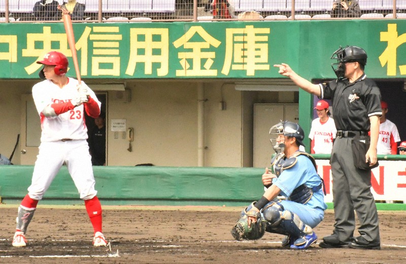 社会人野球のJABA京都大会で、ヘルメットをかぶって臨む球審（右）＝京都市右京区のわかさスタジアム京都で2026年4月25日午前9時14分、石川裕士撮影