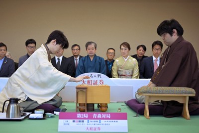 第84期名人戦七番勝負第2局で初手を指す藤井聡太名人（左）。右は挑戦者の糸谷哲郎九段＝青森市のホテル青森で2026年4月25日午前9時、平川義之撮影