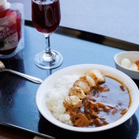 第84期名人戦第2局1日目、藤井聡太名人が昼食に頼んだ「伝統の陸奥湾帆立カレー」と「カシスの飲むゼリー」＝青森市のホテル青森で2026年4月25日午前11時51分、吉田航太撮影
