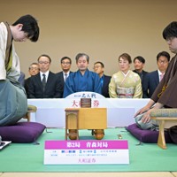 第84期名人戦七番勝負第2局、挑戦者の糸谷哲郎九段（右）が待つ対局室に入る藤井聡太名人＝青森市のホテル青森で2026年4月25日午前8時48分、平川義之撮影