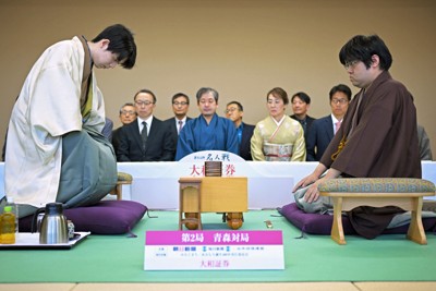 第84期名人戦七番勝負第2局、挑戦者の糸谷哲郎九段（右）が待つ対局室に入る藤井聡太名人＝青森市のホテル青森で2026年4月25日午前8時48分、平川義之撮影