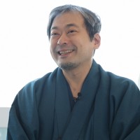 第84期名人戦第2局、立会を務める行方尚史九段＝青森市のホテル青森で2026年4月25日、玉城光祐撮影