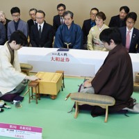 第84期名人戦第2局で初手を指す藤井聡太名人（左）。右は挑戦者の糸谷哲郎九段＝青森市のホテル青森で2026年4月25日午前9時、吉田航太撮影