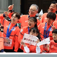 ミラノ・コルティナ冬季オリンピック・パラリンピック日本選手団の応援感謝イベントで、日本橋の街を練り歩き観客の声援に応える（左から）フィギュア女子の中井亜美さん、男子の鍵山優真さん、女子の坂本花織さん、男子の佐藤駿さんら選手たち＝東京都中央区で2026年4月25日午前10時4分、滝川大貴撮影