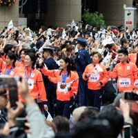 ミラノ・コルティナ冬季オリンピック・パラリンピック日本選手団の応援感謝イベントで、日本橋の街を練り歩き観客の声援に答えるスキージャンプ女子個人ノーマルヒルと混合団体で銅メダルの丸山希さん（中央手前）ら選手たち＝東京都中央区で2026年4月25日午前9時半、滝川大貴撮影