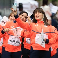 ミラノ・コルティナ冬季オリンピック・パラリンピック日本選手団の応援感謝イベントで、日本橋の街を練り歩くカーリング女子の選手たち＝東京都中央区で2026年4月25日午前9時33分、滝川大貴撮影