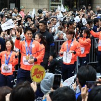ミラノ・コルティナ冬季オリンピック・パラリンピック日本選手団の応援感謝イベントで、日本橋の街を練り歩き観客の声援に答えるフィギュアスケートペアで金メダルの三浦璃来さん、木原龍一さんら選手たち＝東京都中央区で2026年4月25日午前9時55分、滝川大貴撮影